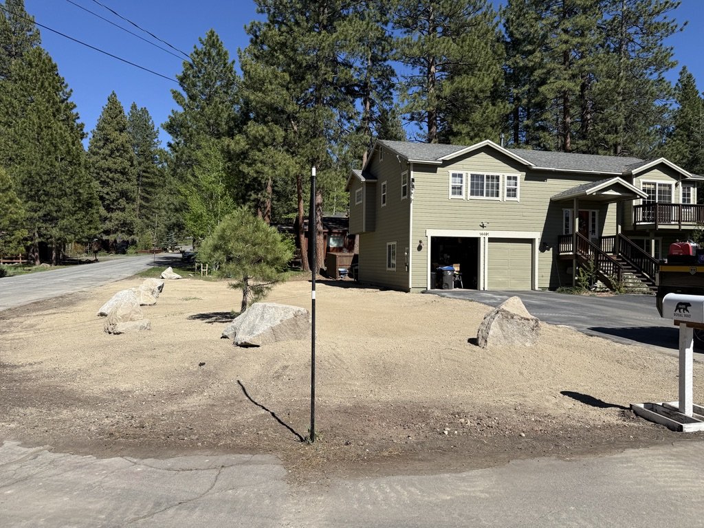 Final reveal of the finished side yard with Sierra granite boulder feature